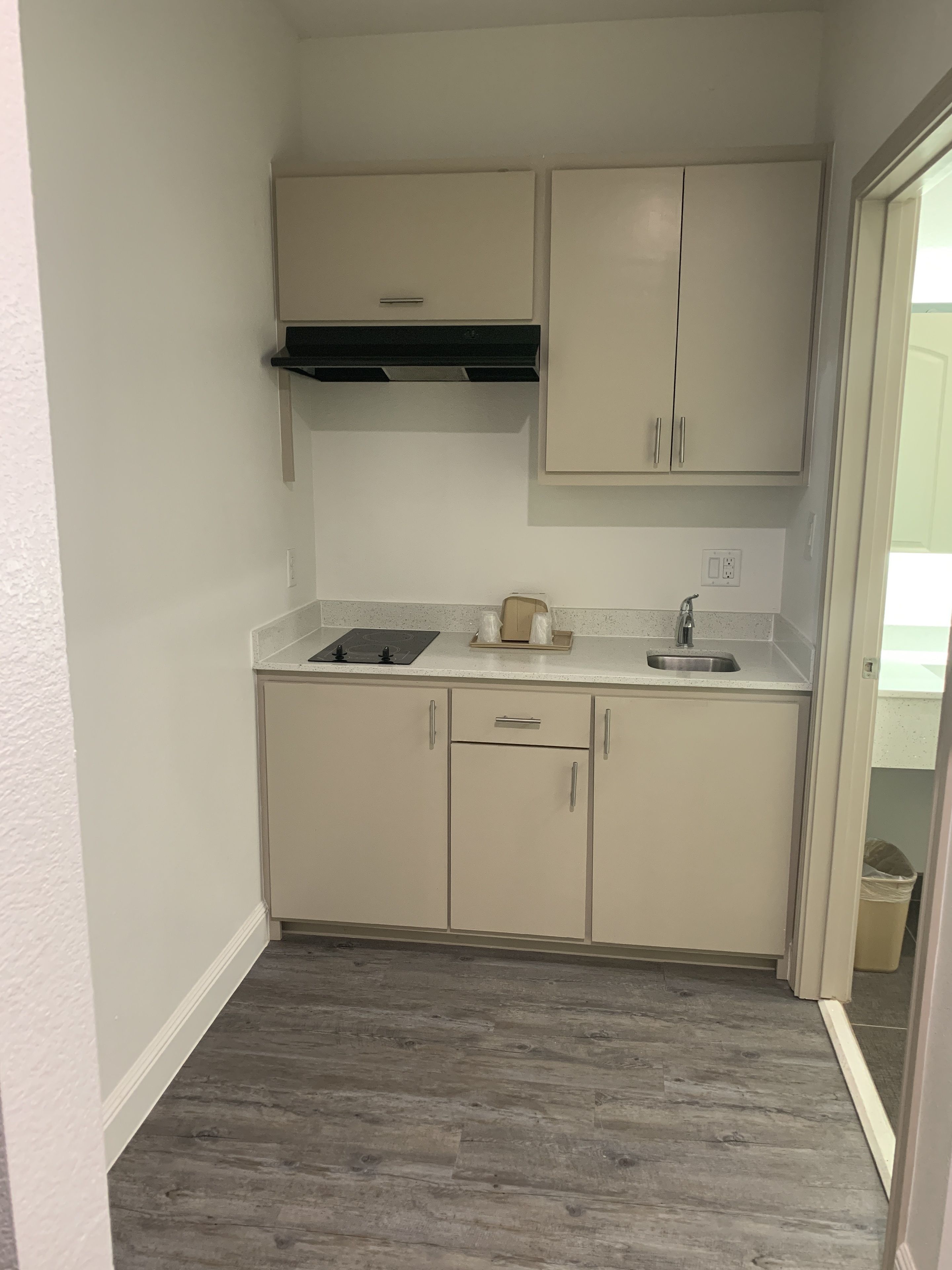 Muebles diferentes, escritorio y insonorización 