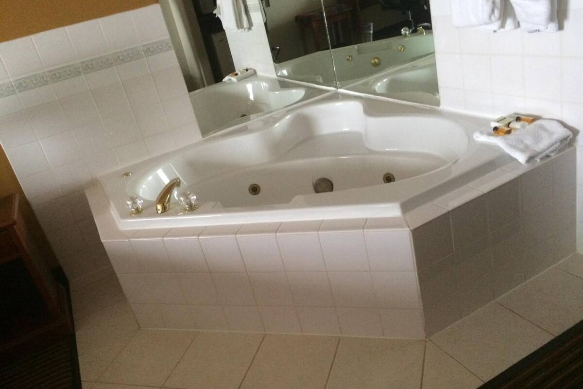 deep-soaking bathtub, free toiletries, hair dryer, towels