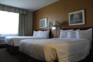 أغطية فراش متميزة وألحفة محشوة بالريش وأسرّة بطبقة علوية مريحة ومكتب