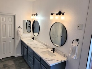 Badewanne, kostenlose Toilettenartikel, Haartrockner, Handtücher