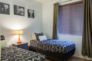 4 Schlafzimmer, Zimmersafe, Schreibtisch, Bügeleisen/Bügelbrett
