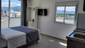 Studio – premium, 1 dobbeltseng, balkong, fjellutsikt | Sengetøy av topp kvalitet, memory foam-senger, minibar og skrivebord