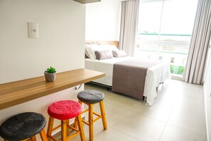 Superior studio suite, 1 queensize bed, uitzicht op bergen | Luxe beddengoed, bedden met traagschuimmatrassen, een minibar