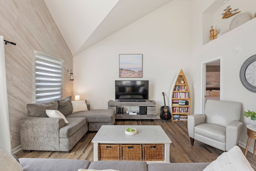 The Salty Pearl: Oceanside, Hot Tub, Pool Access - Nags Head, NC