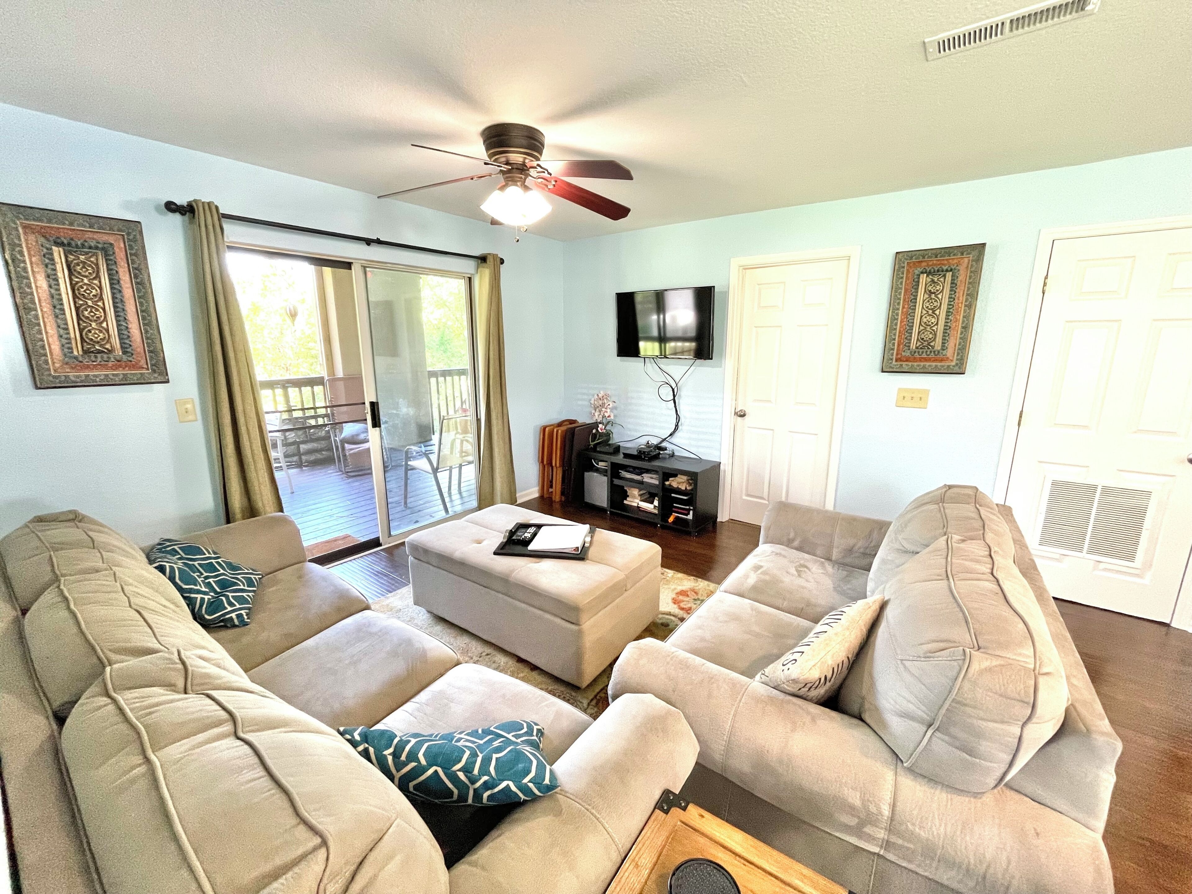 Télévision, lecteur de DVD, livres