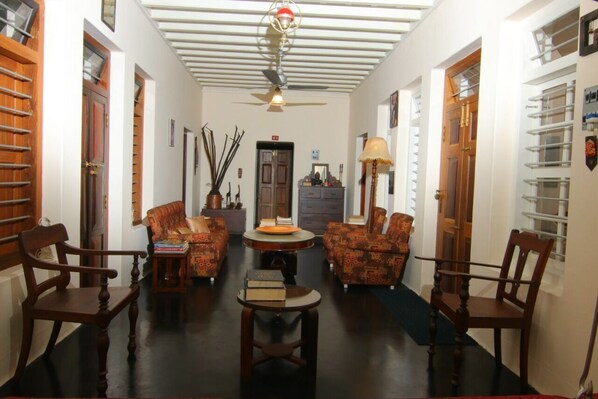 المنشأة من الداخل