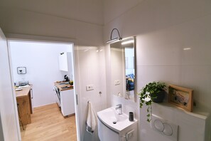 Douche, sèche-cheveux, serviettes fournies, savon