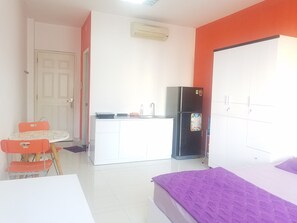 1 bedroom, desk, WiFi