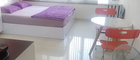 1 bedroom, desk, WiFi