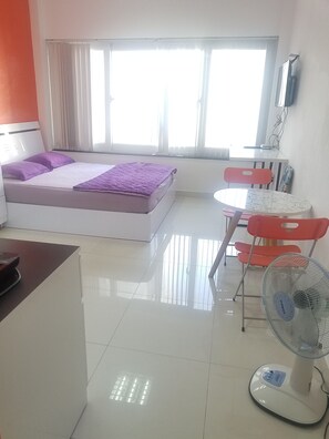 1 bedroom, desk, WiFi