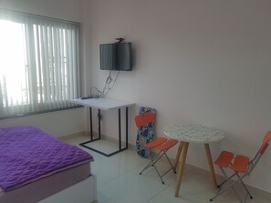 1 室のベッドルーム、デスク、WiFi