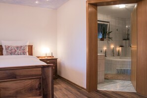 3 bedrooms, desk, free WiFi, bed sheets