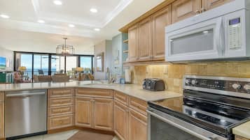 Coffee/tea maker, fridge, microwave, oven