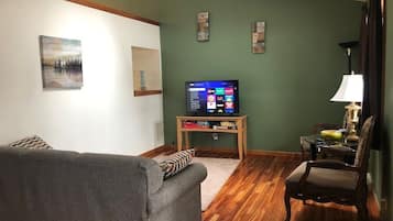 Een smart-tv, een open haard en tafelvoetbal