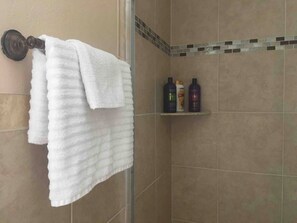 Een douche, een haardroger, handdoeken, zeep