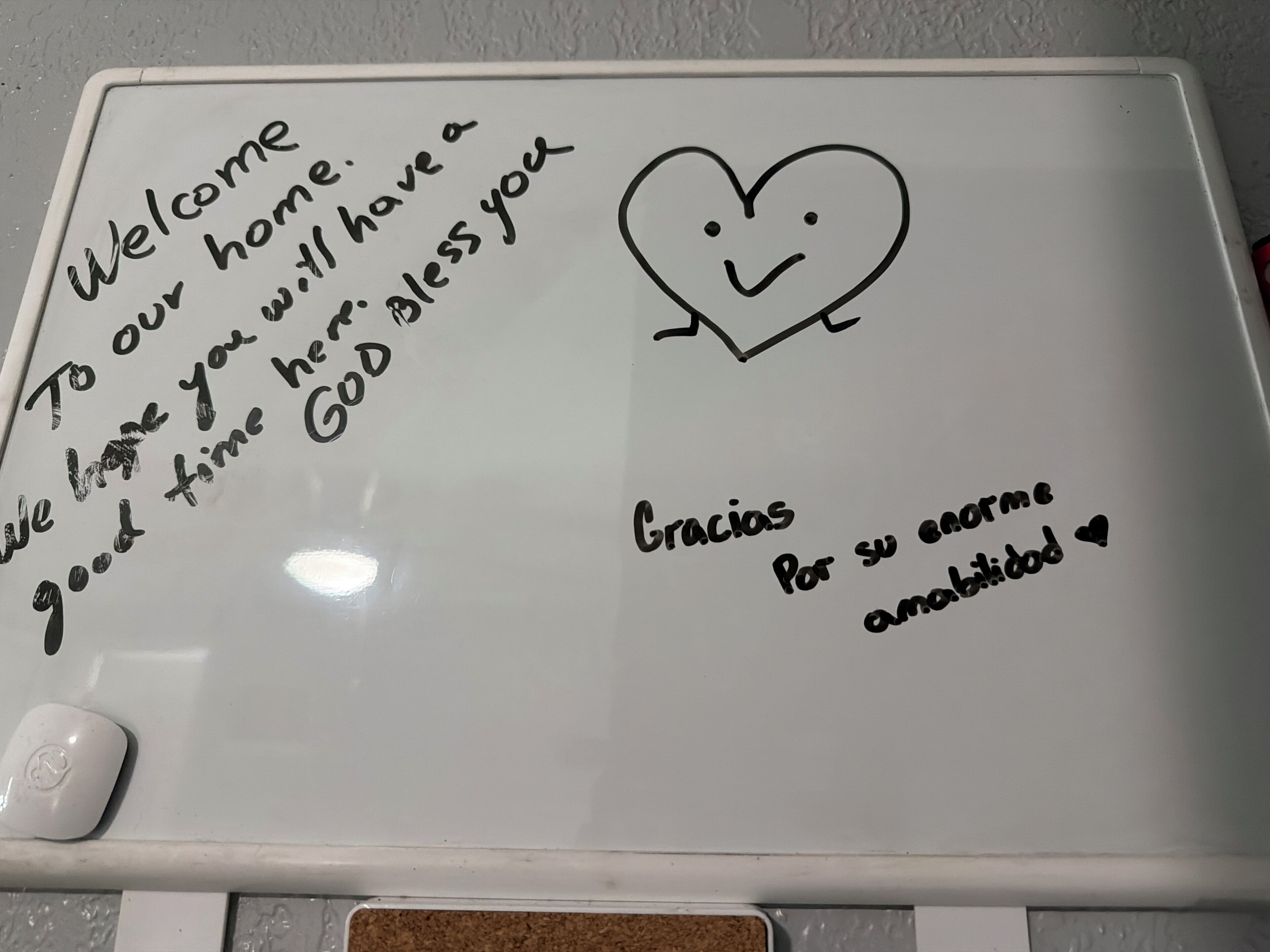 Een whiteboard met handgeschreven tekst en een simpele harttekening.