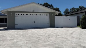 Eine Garage mit der Nummer 16517 und einer weißen Tür.