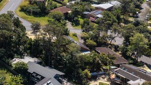 Un quartier résidentiel avec des maisons, des rues et des espaces verts.