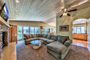 TV, fireplace