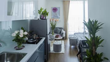 Kühlschrank, Mikrowelle, Ofen, Herdplatte