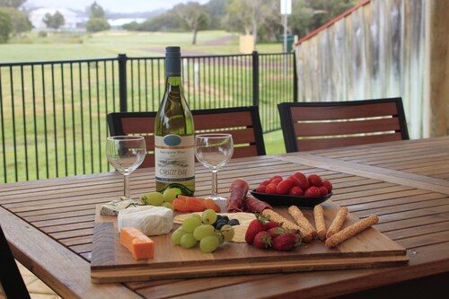 Spacious & quiet home with extended Golf views, close beach & CBD, WiFi