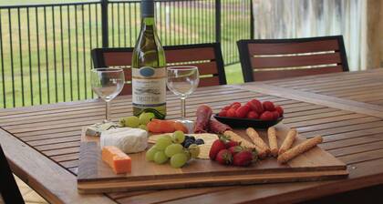 Spacious & quiet home with extended Golf views, close beach & CBD, WiFi