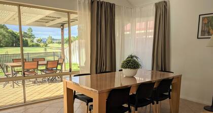 Acogedora casa familiar con vistas al golf, WiFi, playa cercana y CDB