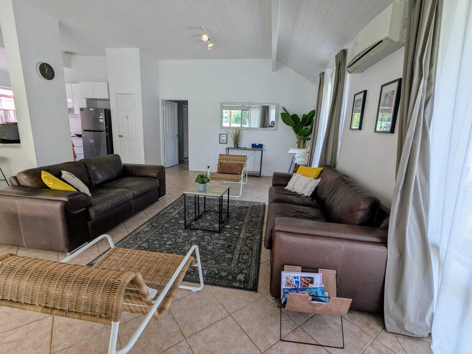 Una televisión, una consola de videojuegos, un reproductor de DVD