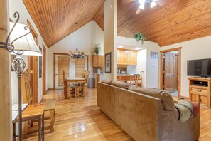 Flat-screen TV, fireplace, DVD player