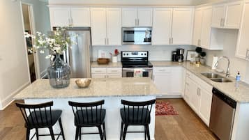 Frigorífic, microones, forn i placa de cuina