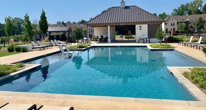 New, clean, and spacious 3 br/3 .5 ba Oxford condo!