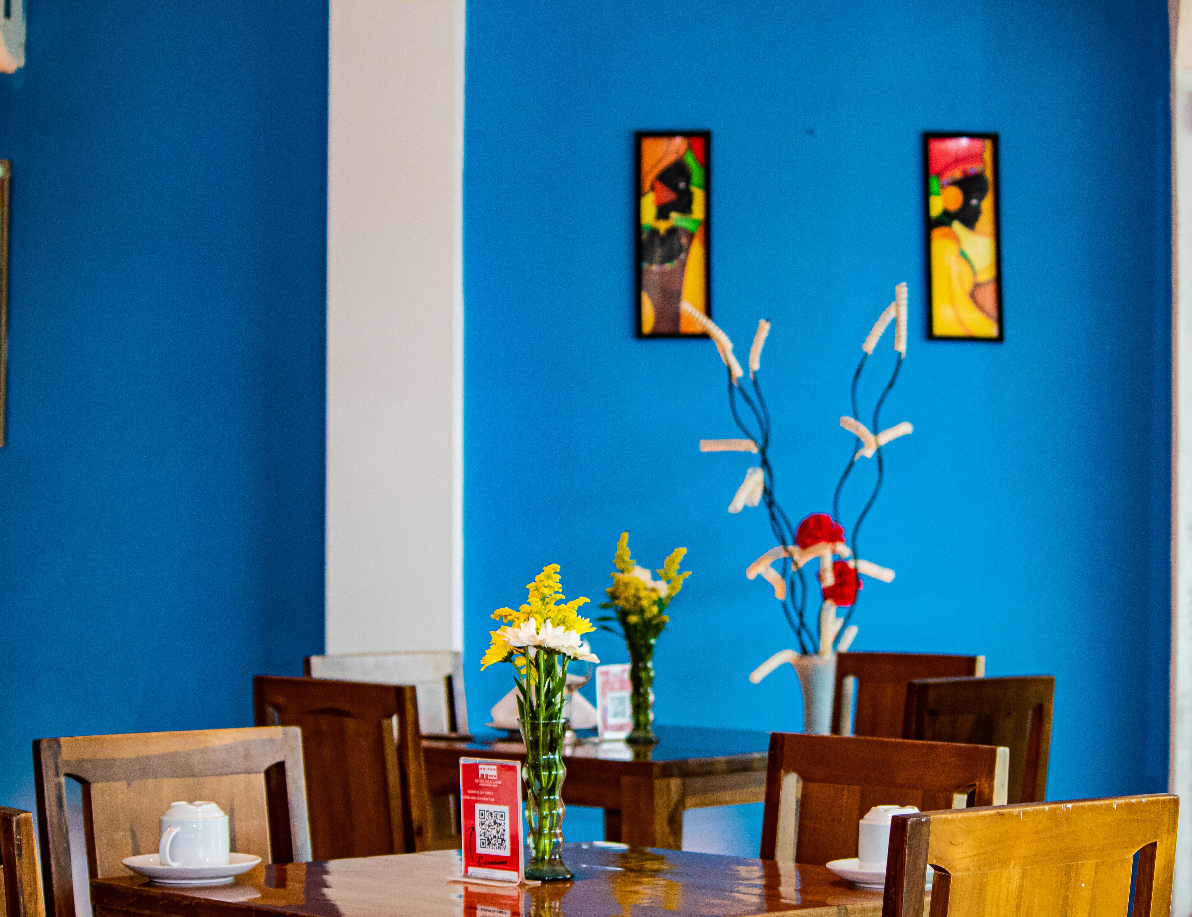 breakfast, lunch, dinner served; international cuisine