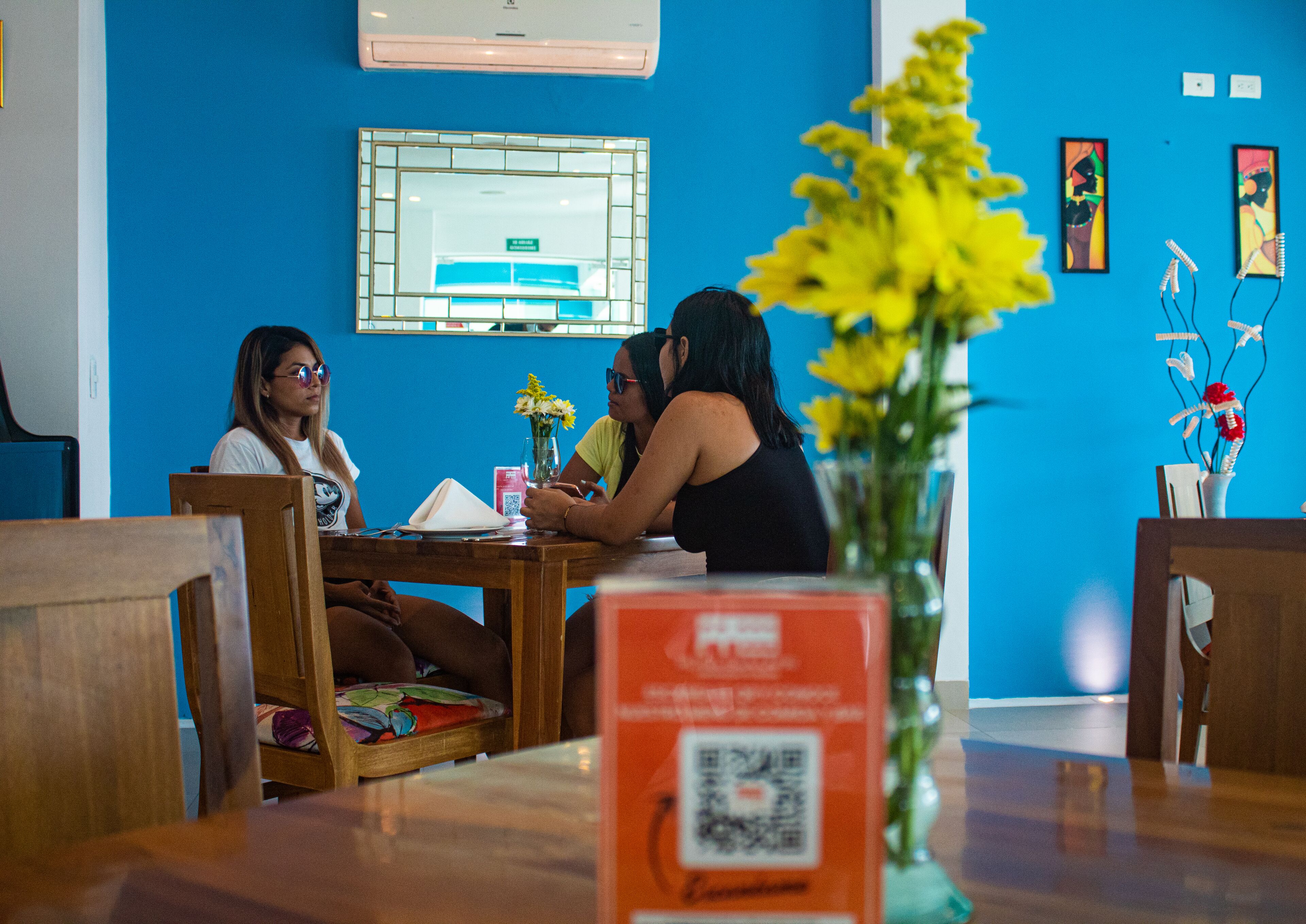 breakfast, lunch, dinner served; international cuisine