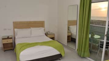 1 bedroom, premium bedding, desk, soundproofing