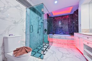 Haartrockner, Handtücher, Shampoo, Toilettenpapier