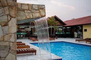 Sisäuima-allas ja 3 ulkouima-allasta avoinna 10.00–22.00, aurinkotuoleja