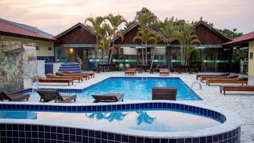 Piscina interna, 3 piscinas externas, espreguiçadeiras
