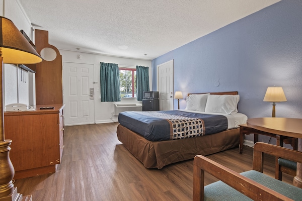 Deluxe Room, 1 King Bed, Non Smoking | WiFi (free), individually furnished, bed sheets