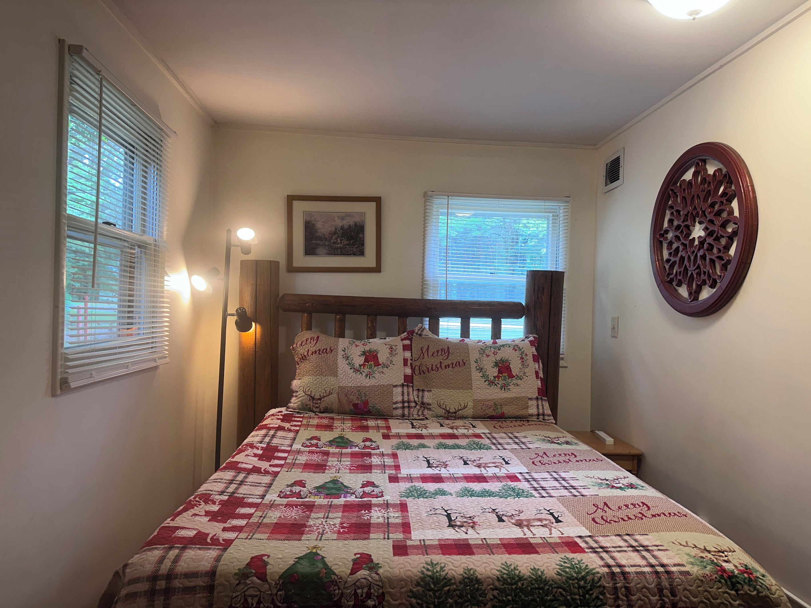 Bedroom with queen size bed