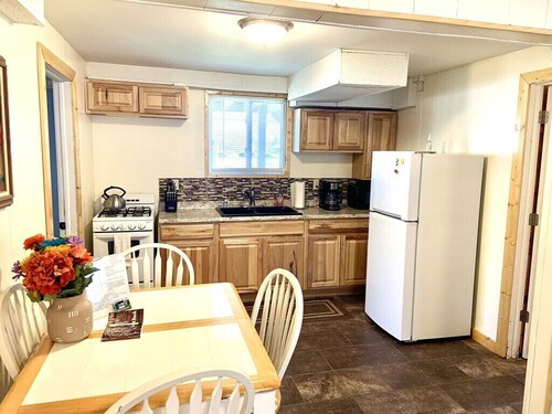 Joulupukin asunto alakerrassa - lähellä kuvassa olevia kiviä