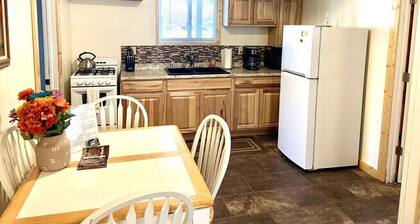 Joulupukin asunto alakerrassa - lähellä kuvassa olevia kiviä