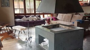 تلفزيون، مدفأة، مشغل دي في دي، كُتُب