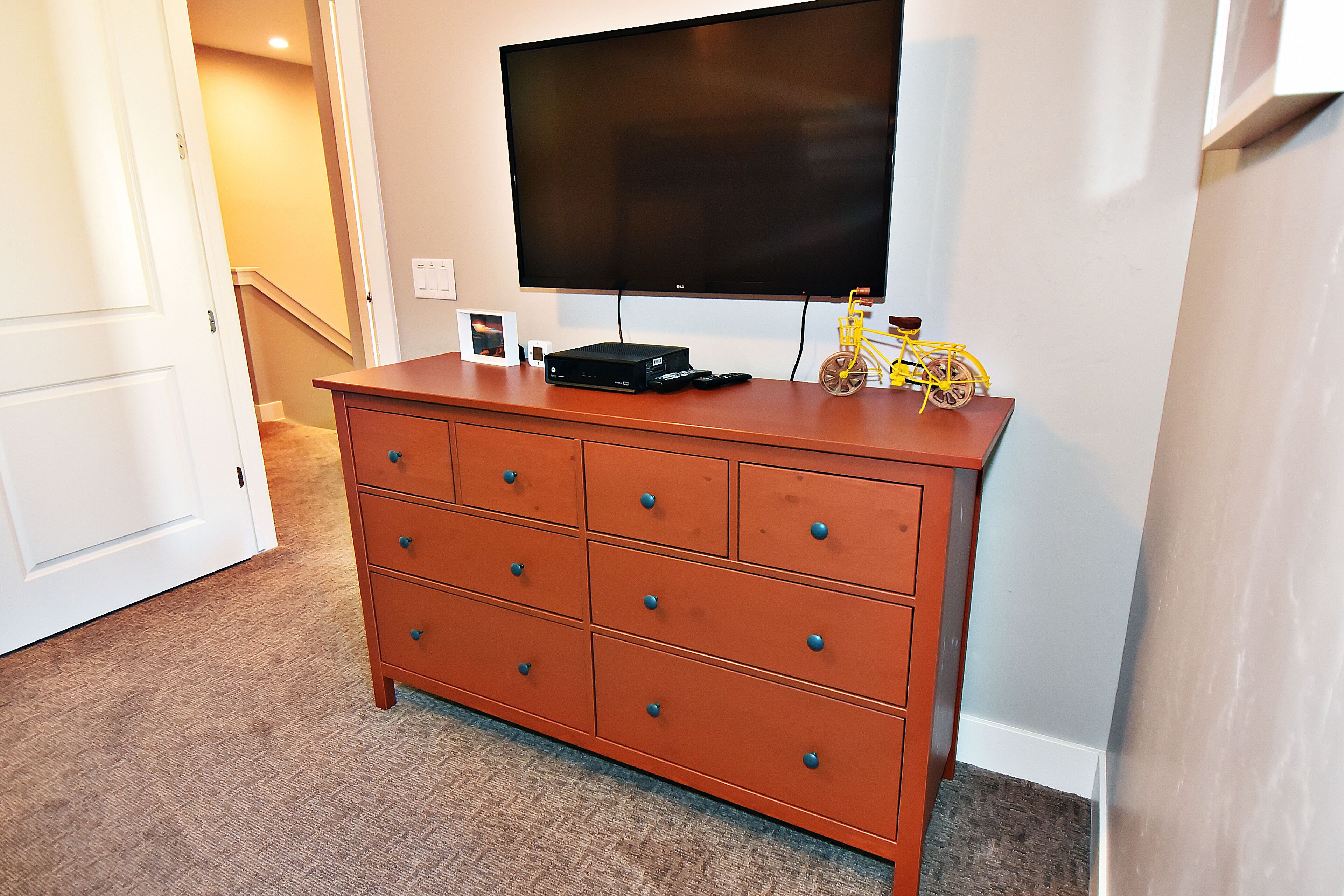 hemnes 8 drawer dresser red brown MS1 Dresser