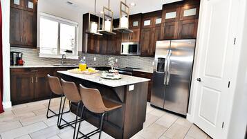 冰箱、微波炉、烤箱、炉灶