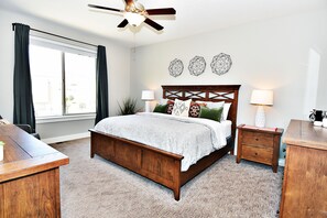 4 slaapkamers, een bureau, een strijkplank/strijkijzer, gratis wifi