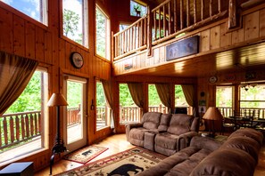 Een televisie, een open haard en een stereo