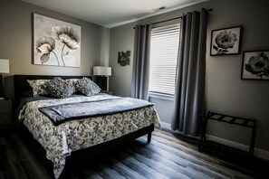 2 habitaciones, escritorio y tabla de planchar con plancha 