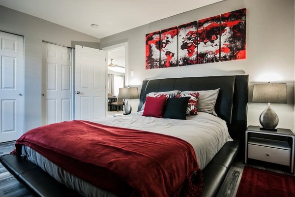 This room is equipped with a queen-sized bed and luggage rack.