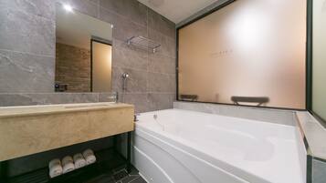 Duş/küvet kombinasyonu, ücretsiz banyo/kozmetik ürünleri