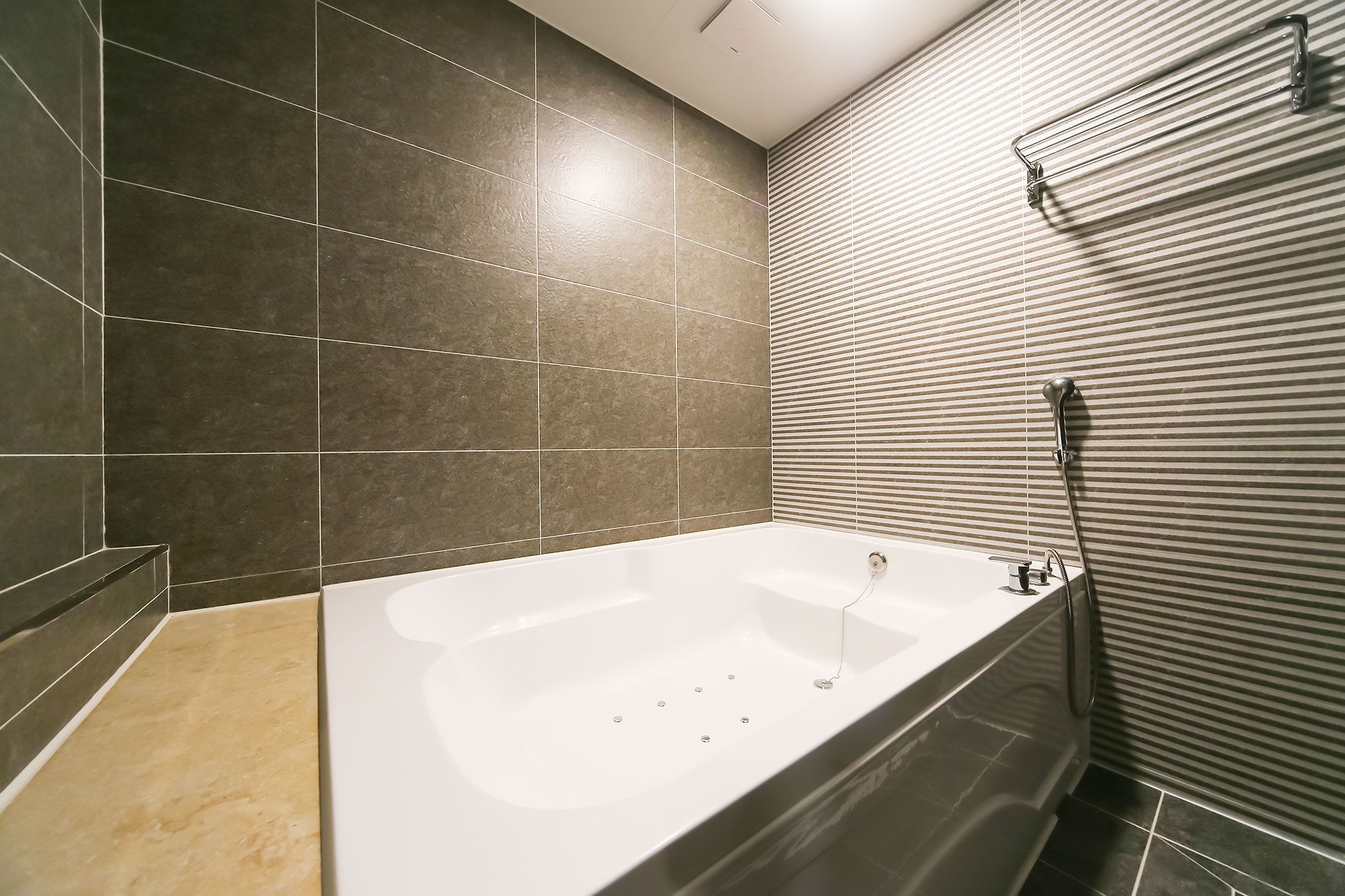 Deep-soaking bathtub